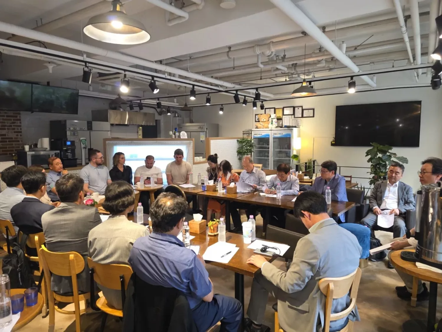 Українська делегація під час візиту до Південної Кореї. Фото: Korea-Ukraine New Building Association