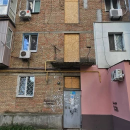 У Миколаєві мешканці скаржаться на стан під’їзду після пошкоджень від обстрілу. Фото: Юлія Панасенко