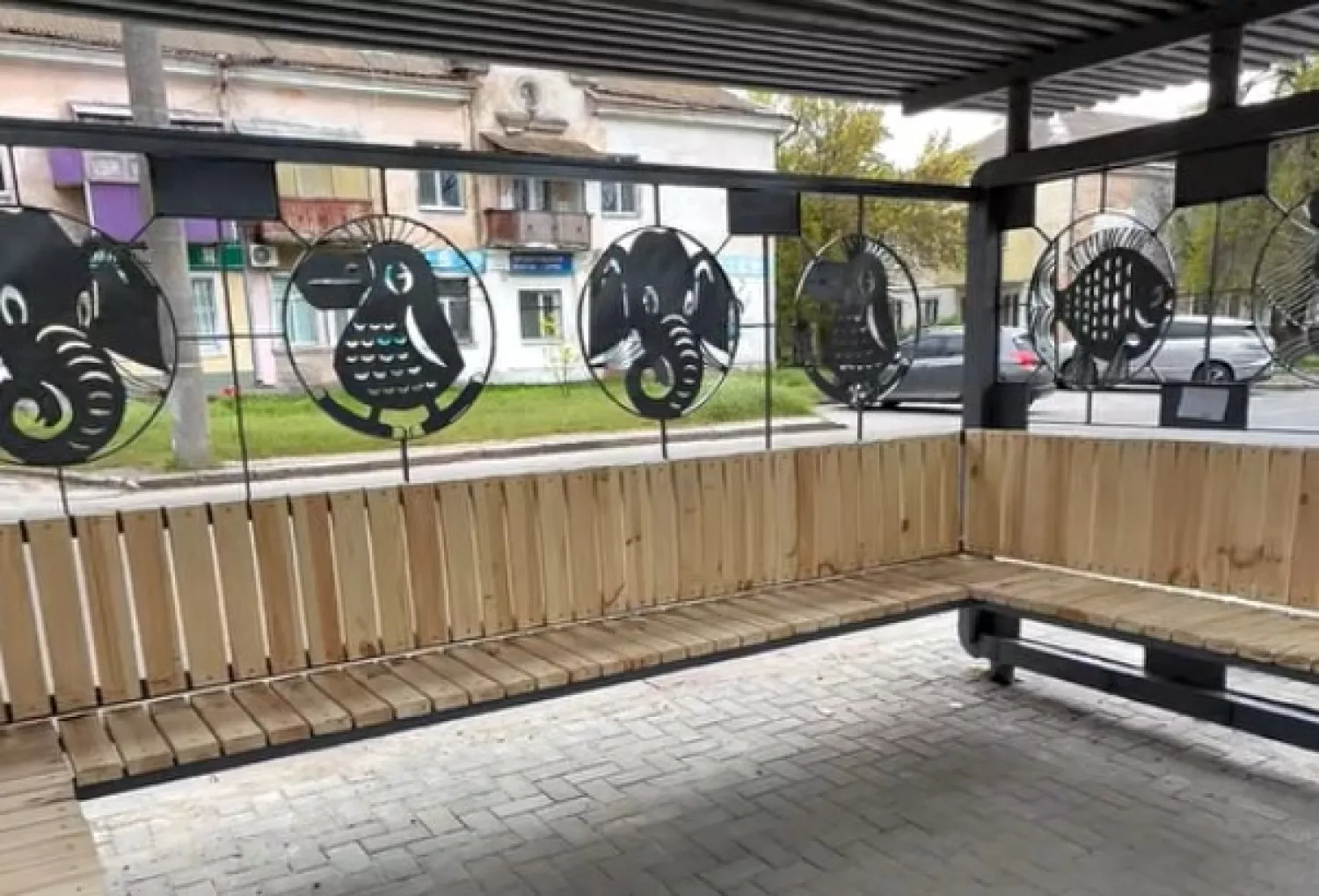 Зупинку «Зоопарк» у Миколаєві відремонтували після скарги мешканки. Скриншот відео