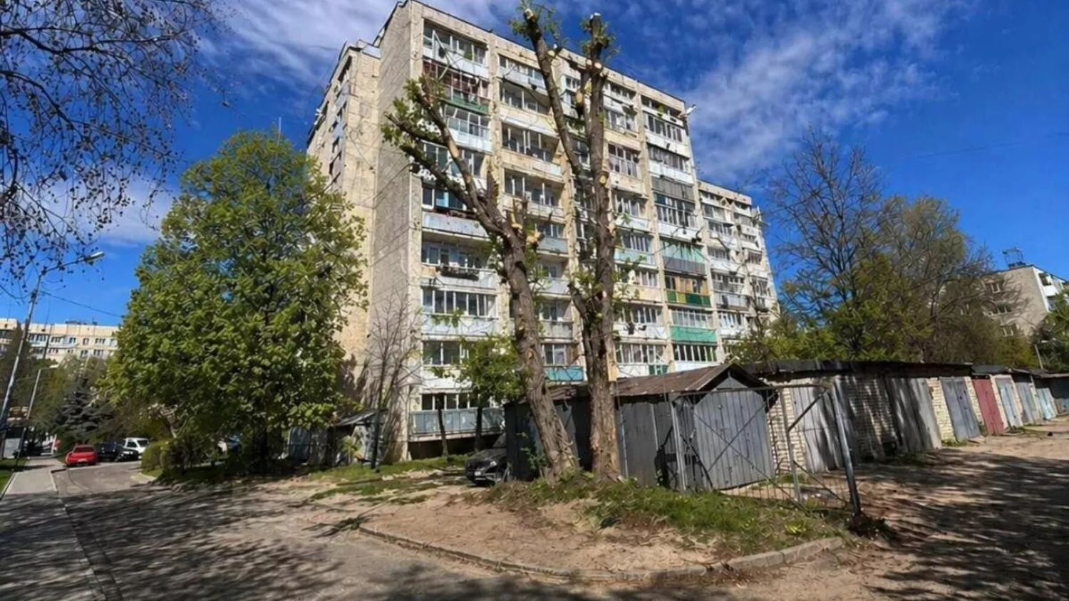 Згенероване фото, на якому всі гілки обрізали. Фото: Львівська міська рада