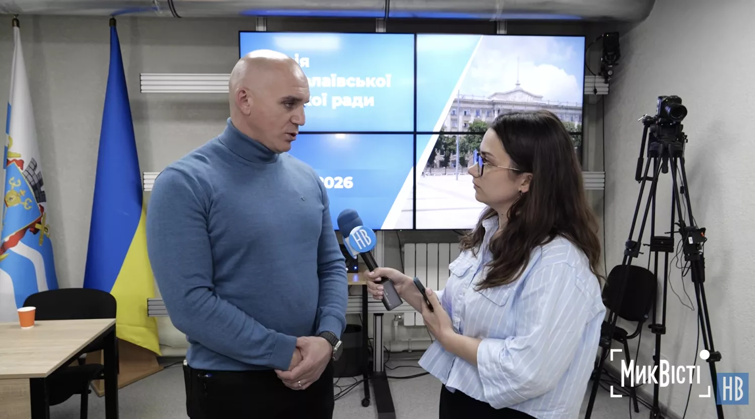 Мер Миколаєва Олександр Сєнкевич під час спілкування з журналісткою, фото «НикВести»