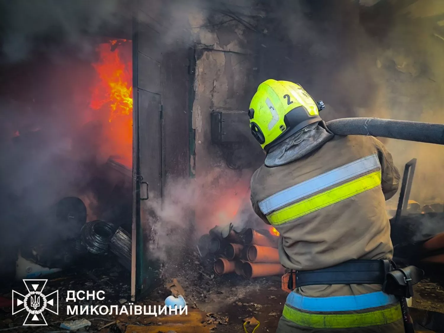 У Миколаєві горів склад. Фото: ДСНС