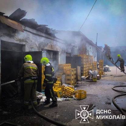 У Миколаєві горів склад. Фото: ДСНС