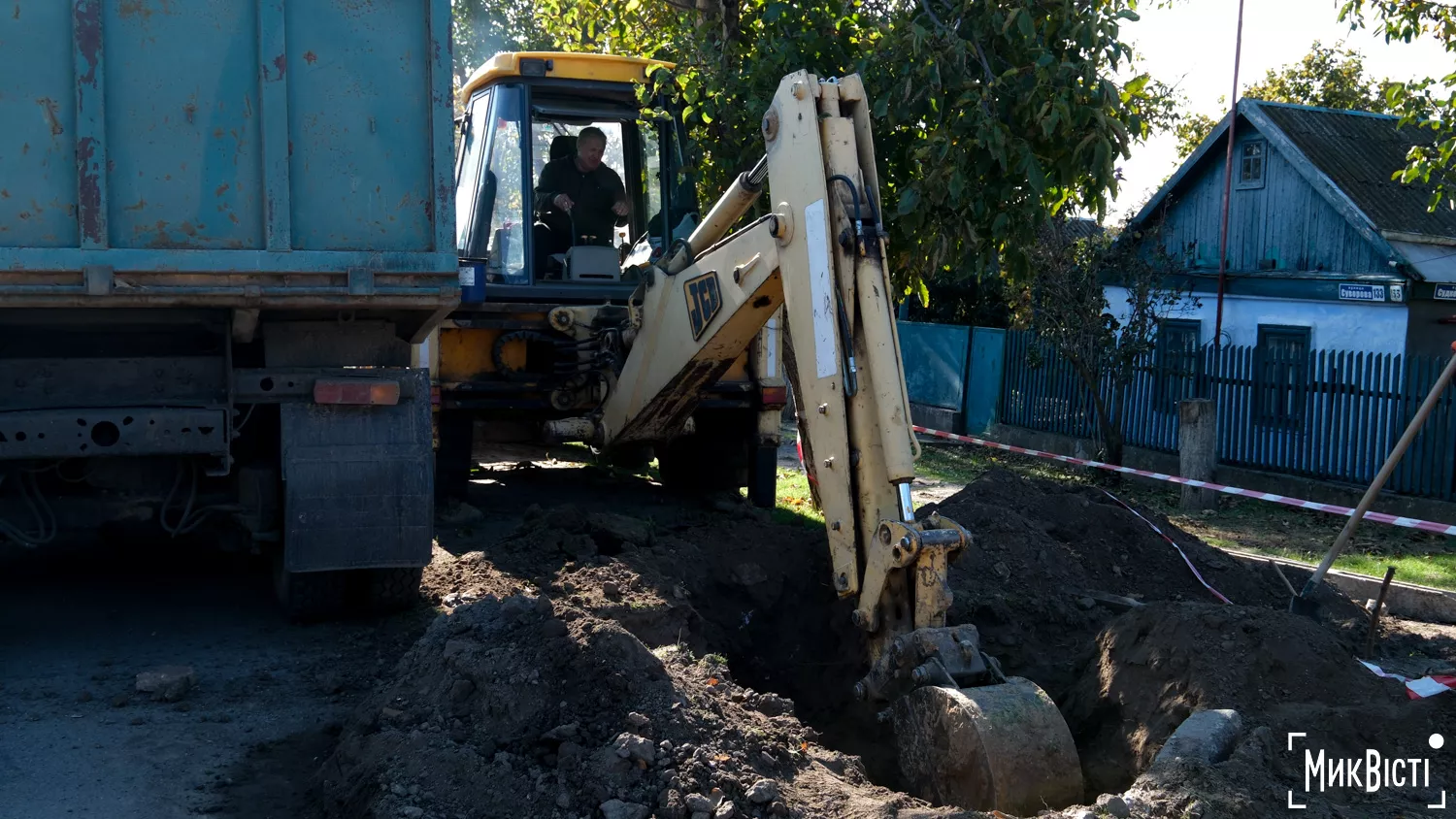 Комунальники замінюють водопровідні труби на одній з вулиць Очакова, фото НикВести