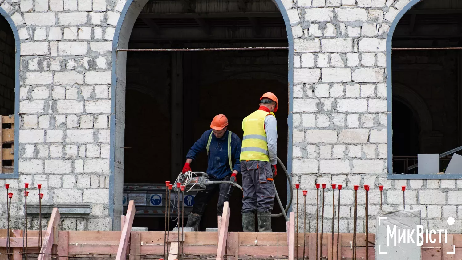 Будівельники відновлюють фасад ліцею імені Миколи Аркаса у Миколаєва. Фото: Кірілл Витвицький, МикВісті