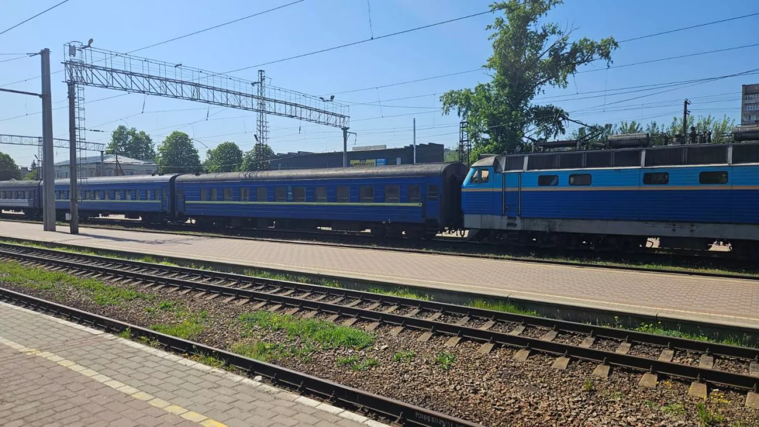 Обстріляний на Миколаївщині потяг прибув на Харківщину без запізнення. Фото: Укрзалізниця