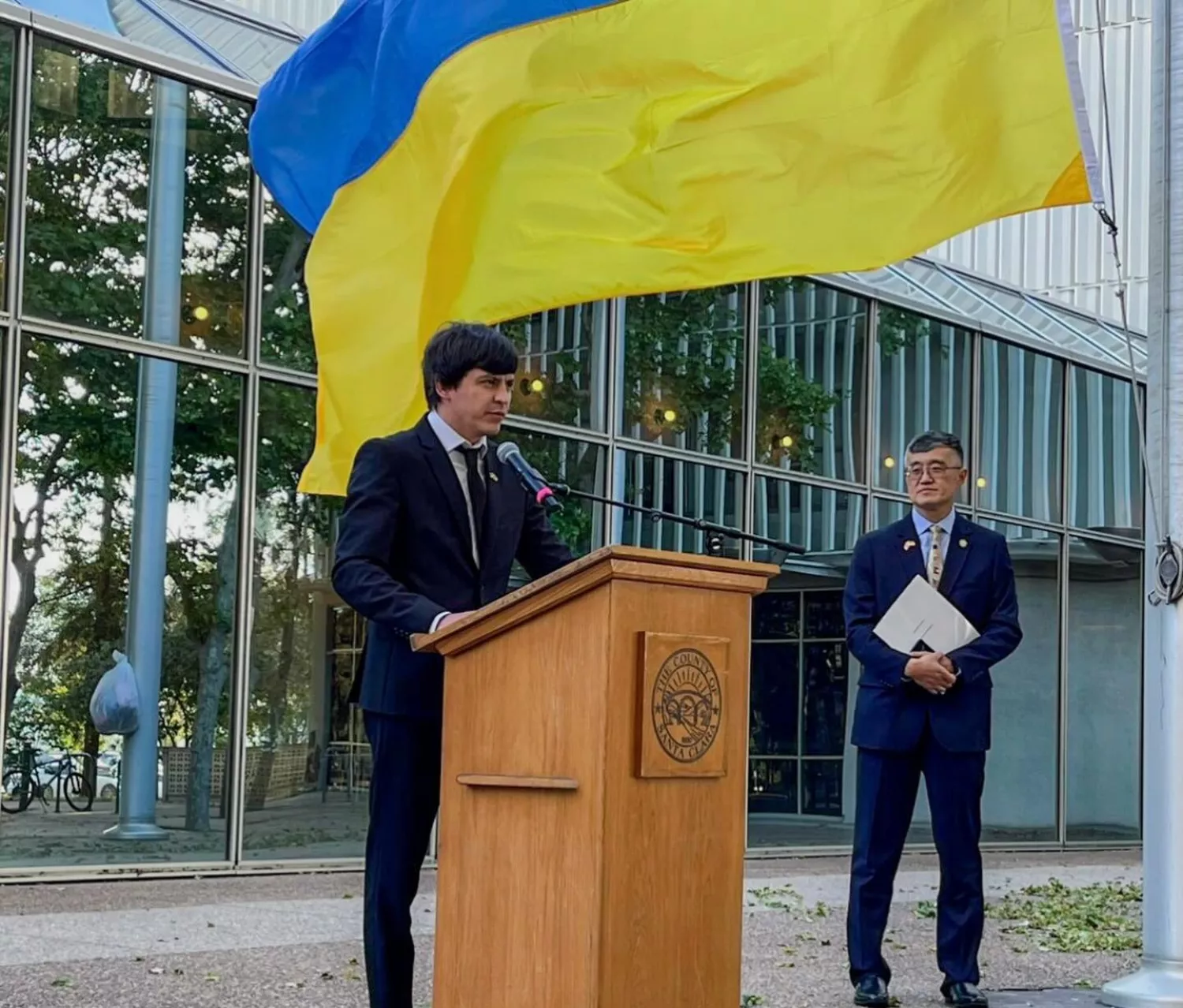 Депутат на церемонії підняття українського прапора у Сан-Хосе. Фото: Раміль Агабеков, сторінка у «Фейсбуці»