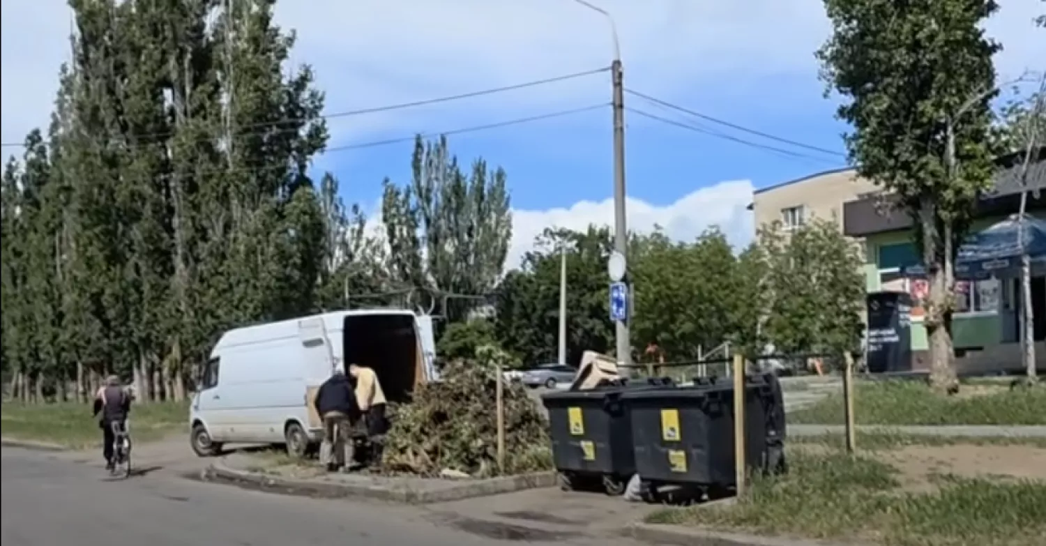 У КП «Миколаївкомунтранс» заявили про випадки незаконного скидання відходів з вантажівок у місті. Скриншот