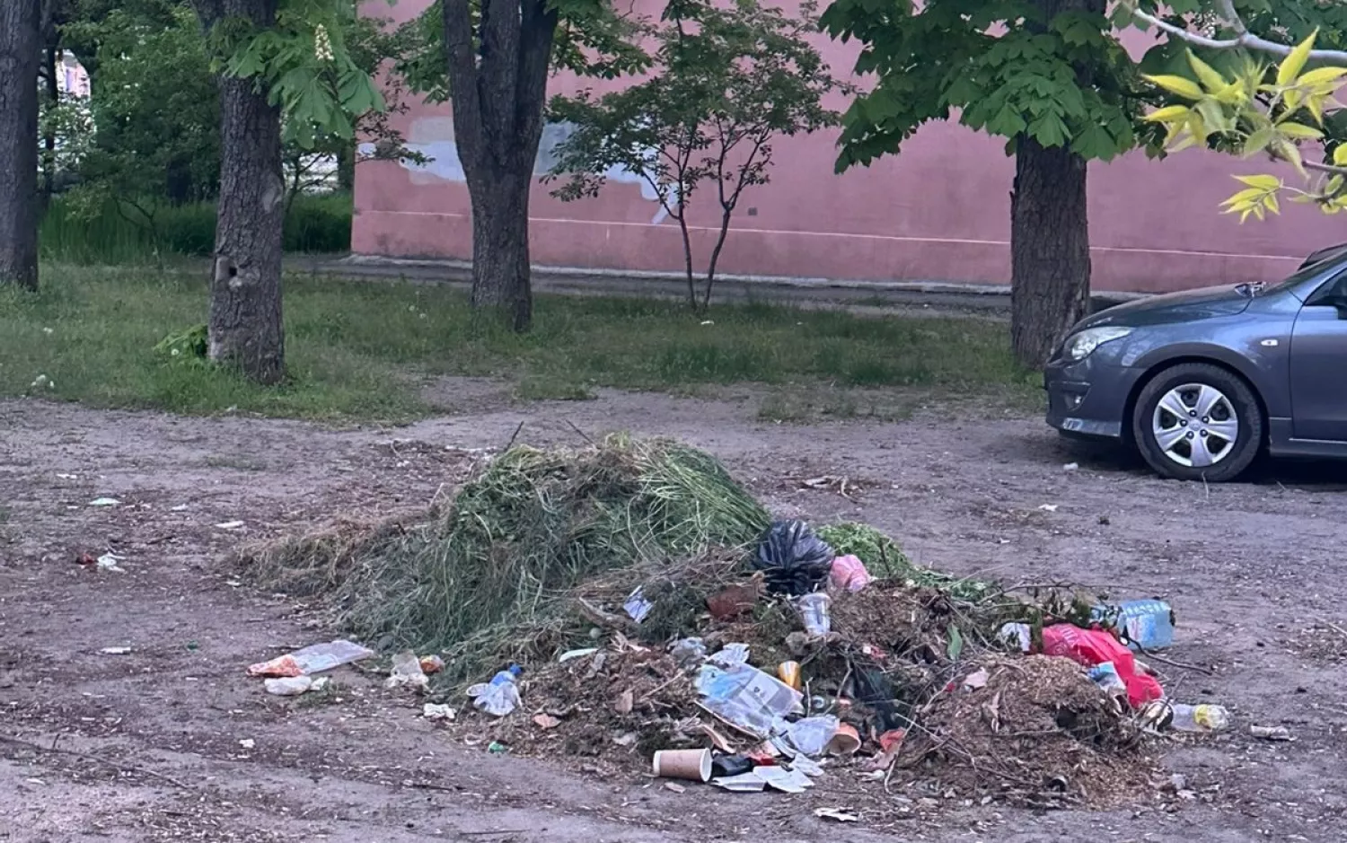 У двох районах Миколаєва прибрали сміття між будинками. Фото: екоінспекція