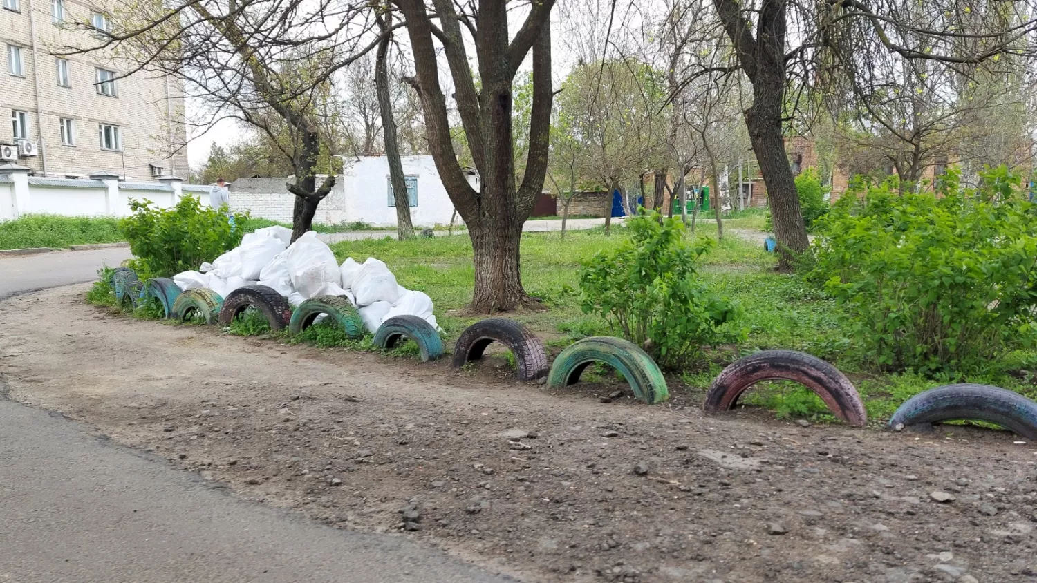 У двох районах Миколаєва прибрали сміття між будинками. Фото: екоінспекція
