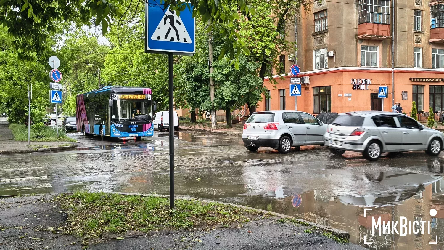 Наслідки зливи у Миколаєві — вода на дорогах і затори. Фото: НикВести