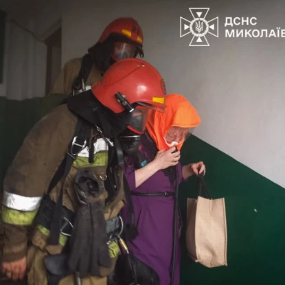 На Миколаївщині двох жінок врятували із задимленого будинку. Фото: ДСНС