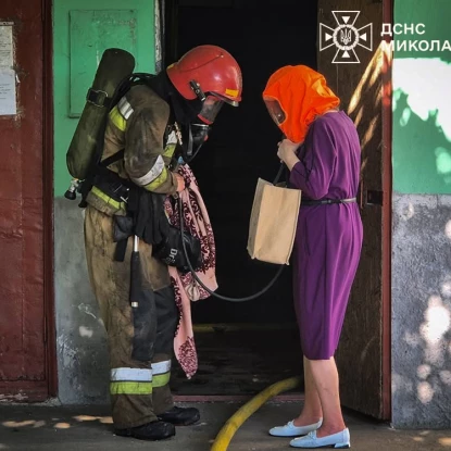 На Миколаївщині двох жінок врятували із задимленого будинку. Фото: ДСНС
