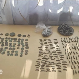Двоє миколаївців намагалися вивезти за кордон старовинні артефакти. Фото: СБУ