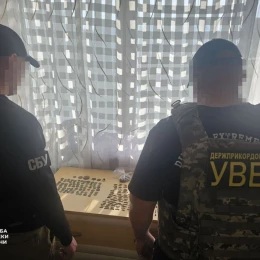 Двоє миколаївців намагалися вивезти за кордон старовинні артефакти. Фото: СБУ
