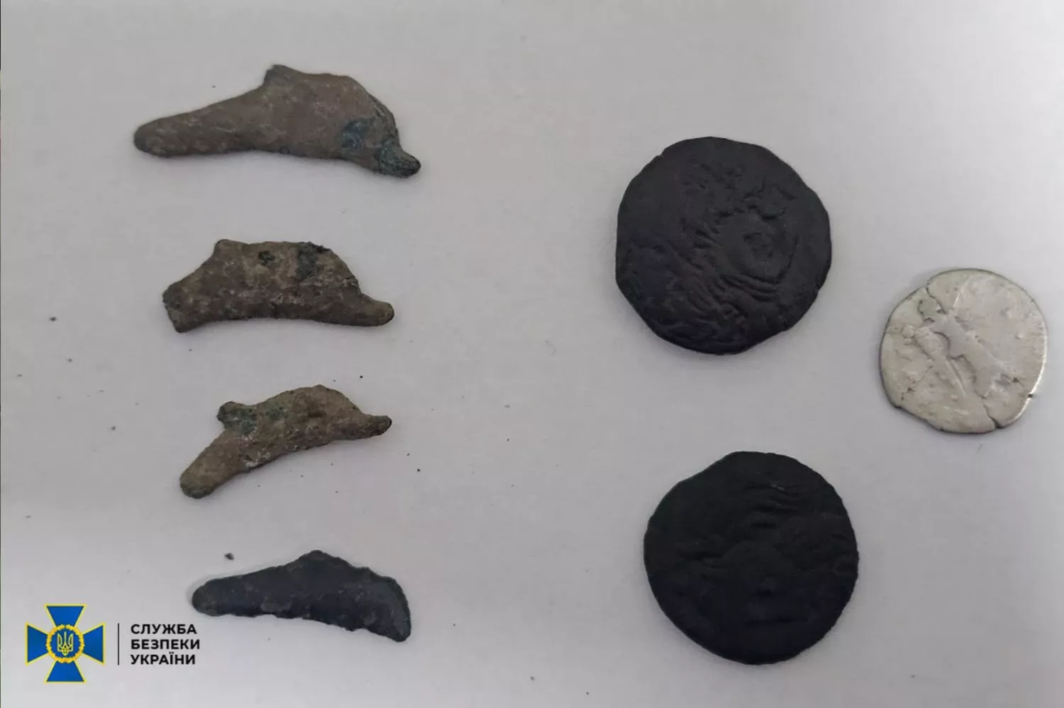 Двоє миколаївців намагалися вивезти за кордон старовинні артефакти. Фото: СБУ