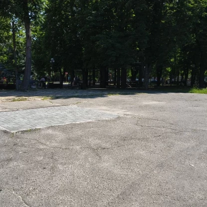 Територія, де збираються встановити дитячий майданчик, станом на 11 червня. Фото: NikVesti