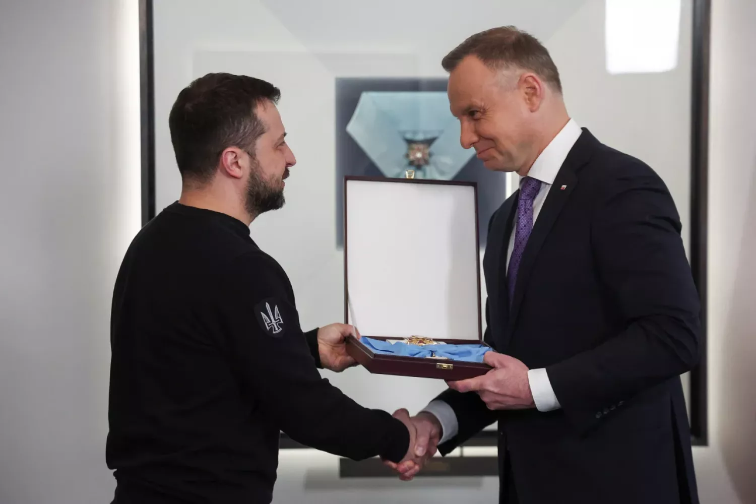 Дуда вручає Зеленському орден Білого орла. Reuters, Kacper Pempel