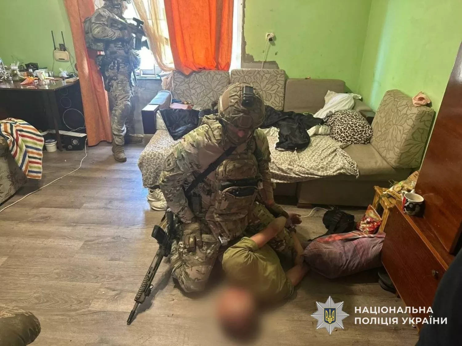В Ужгороді поліція штурмувала будинок, де чоловік утримував дружину та дитину. Фото: Нацполіція