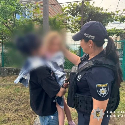 В Ужгороді поліція штурмувала будинок, де чоловік утримував дружину та дитину. Фото: Нацполіція