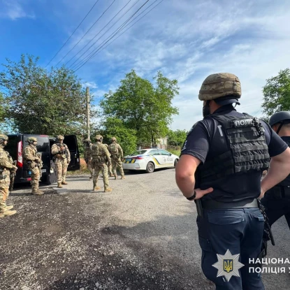 В Ужгороді поліція штурмувала будинок, де чоловік утримував дружину та дитину. Фото: Нацполіція
