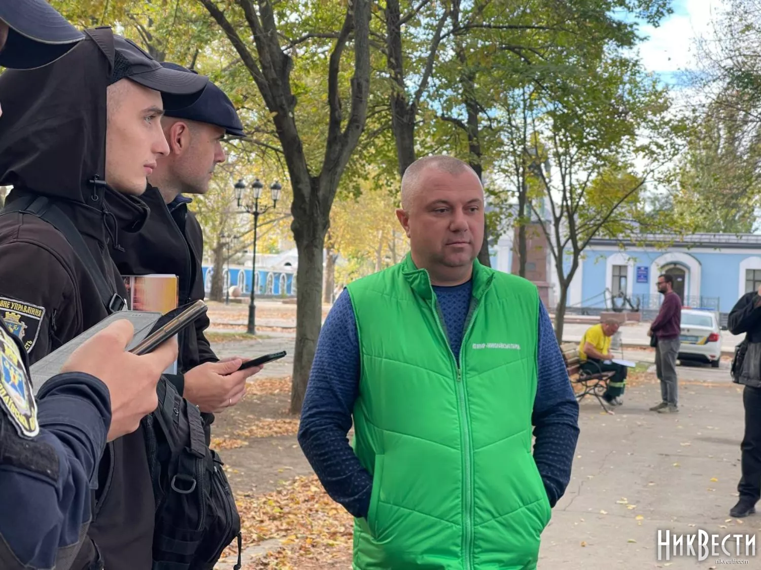 Директор КП Миколаївські парки Дмитро Чучмай обіцяє найближчим часом запустити автополив у Вітовському сквері, фото з архіву НикВести