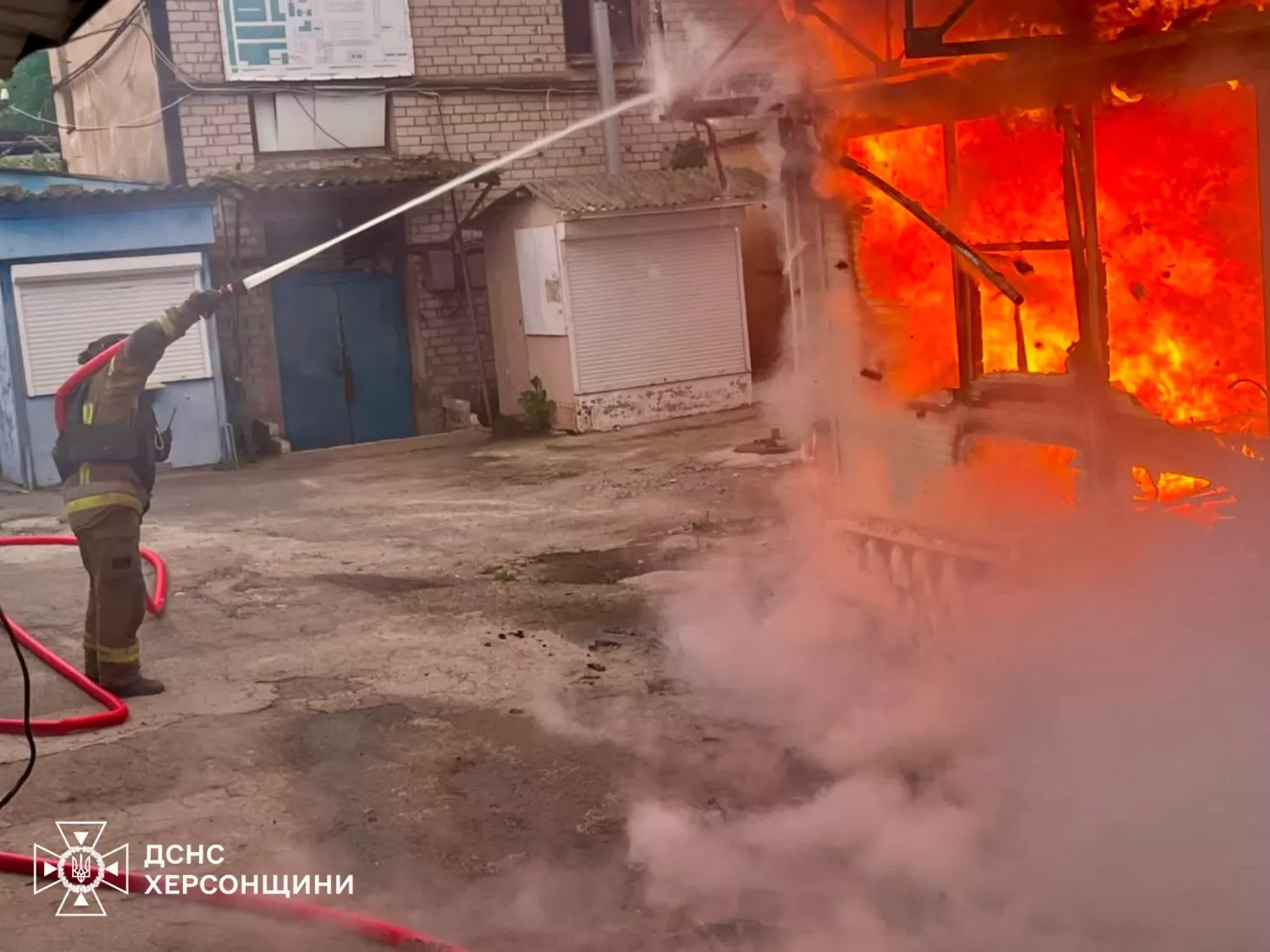 Наслідки атаки на Херсон 12 червня. Фото: ДСНС