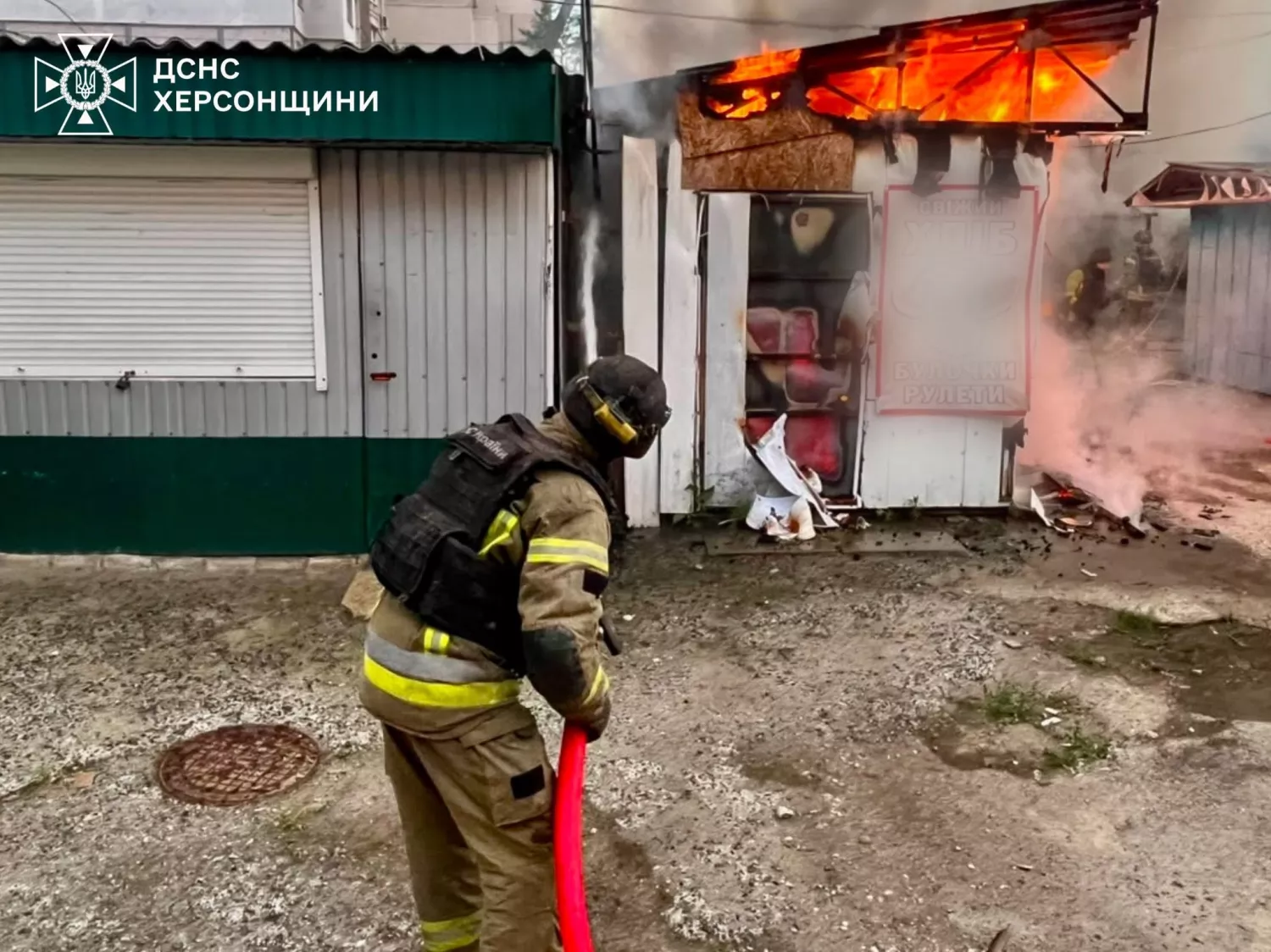 Наслідки атаки на Херсон 12 червня. Фото: ДСНС