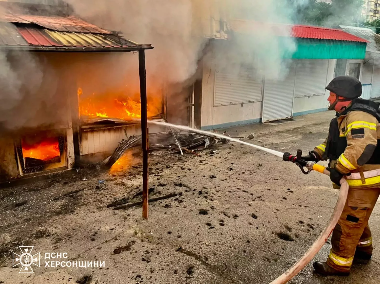 Наслідки атаки на Херсон 12 червня. Фото: ДСНС