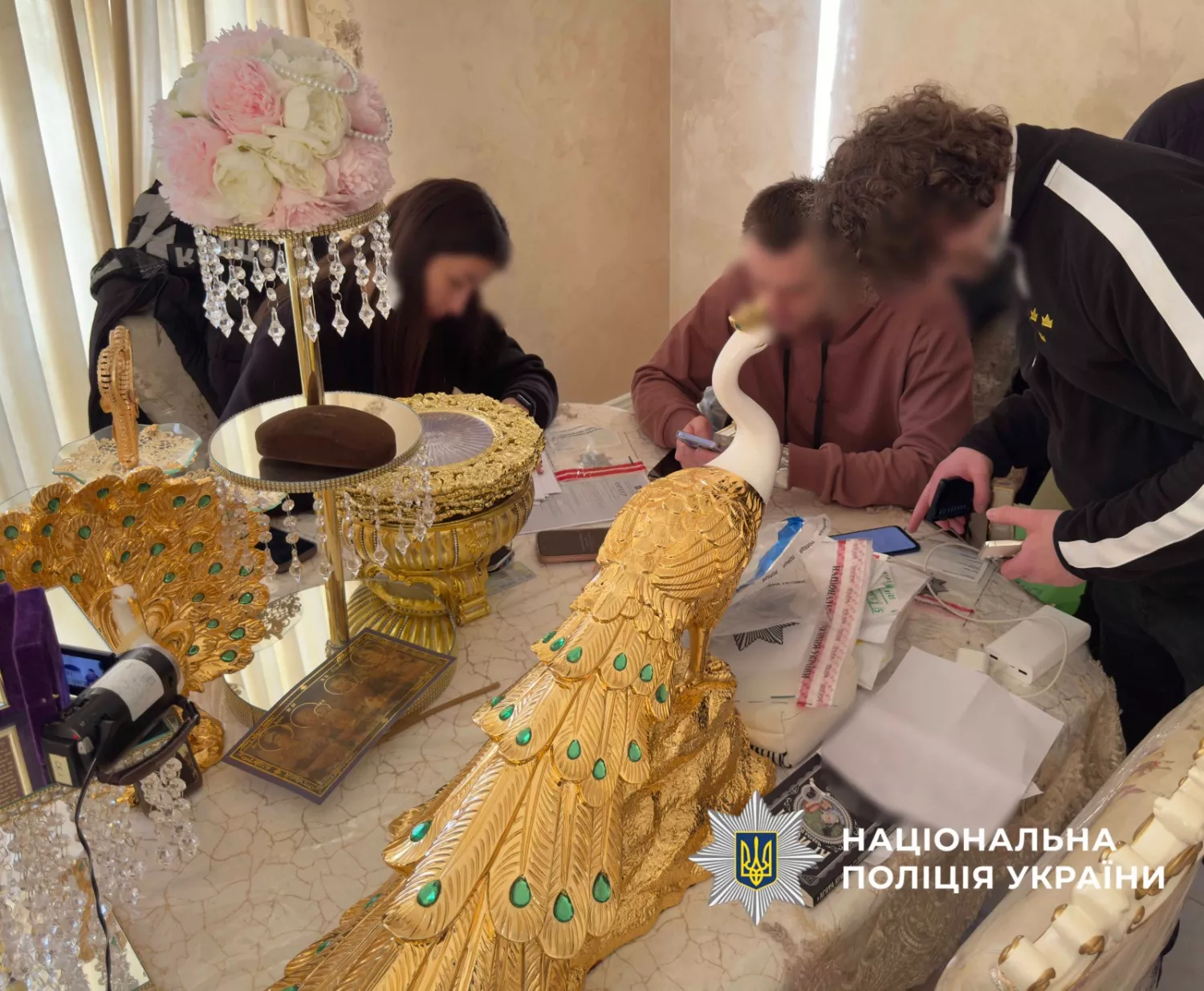 Речі, вилучені під час обшуків у фігурантів справи, фото Національна поліція України