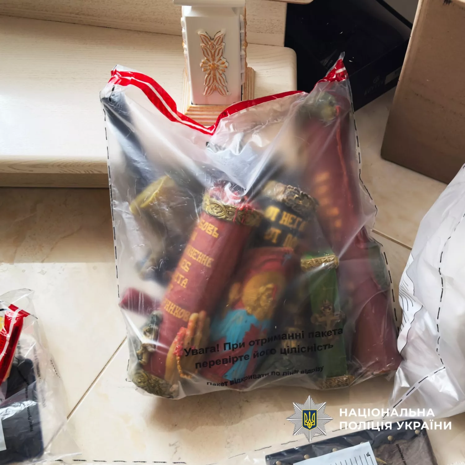 Речі, вилучені під час обшуків у фігурантів справи, фото Національна поліція України
