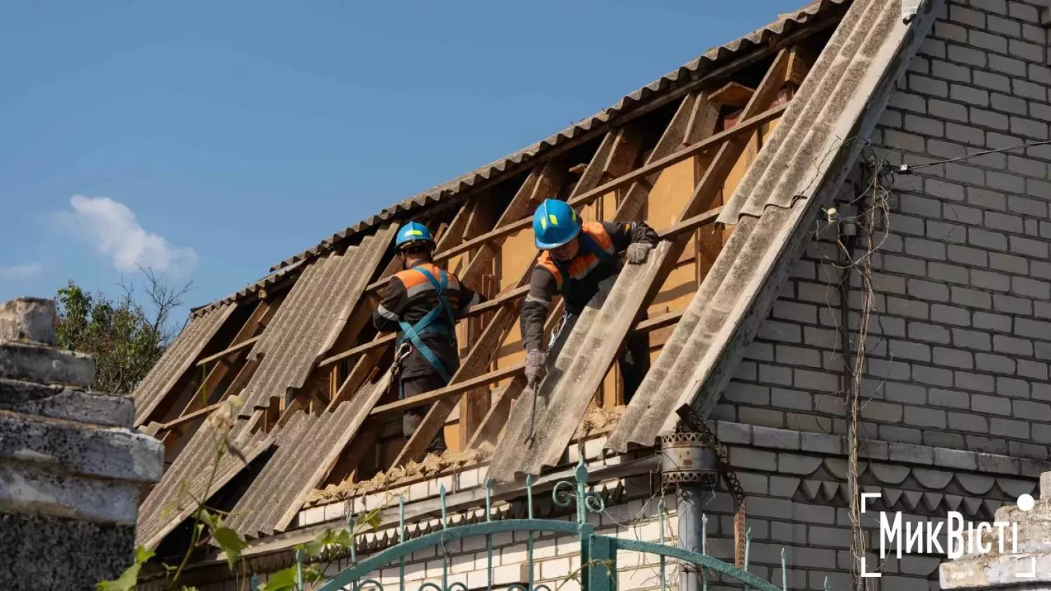 Комунальники ліквідовують наслідки атак по Миколаєву 12 червня 2026 року. Фото: НикВести