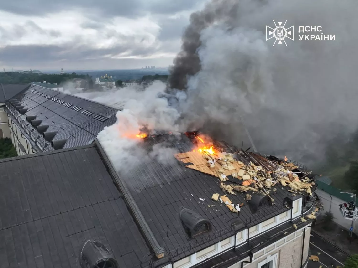 Наслідки обстрілу Києва 15 червня. Фото: ДСНС