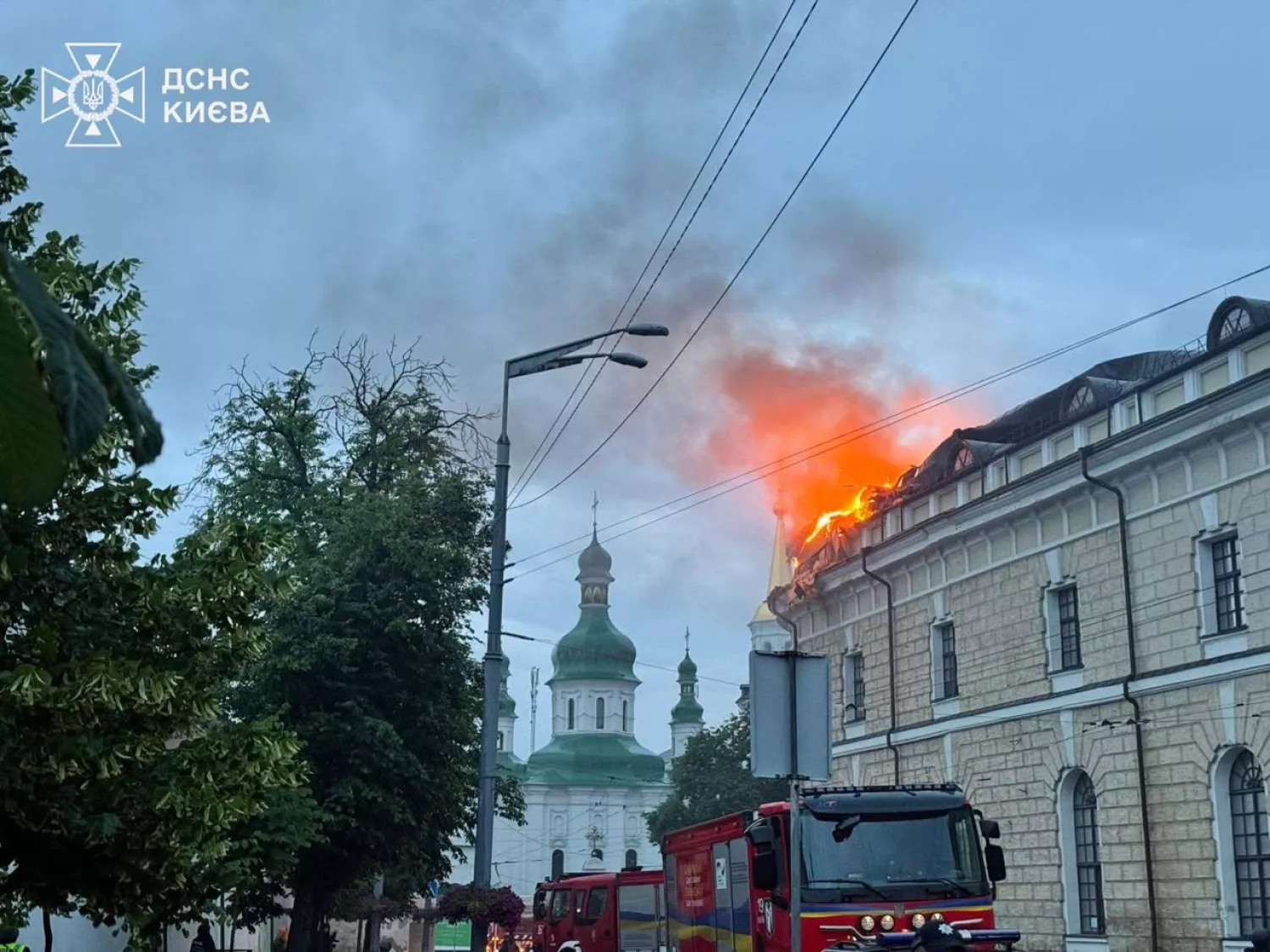 Наслідки обстрілу Києва 15 червня. Фото: ДСНС
