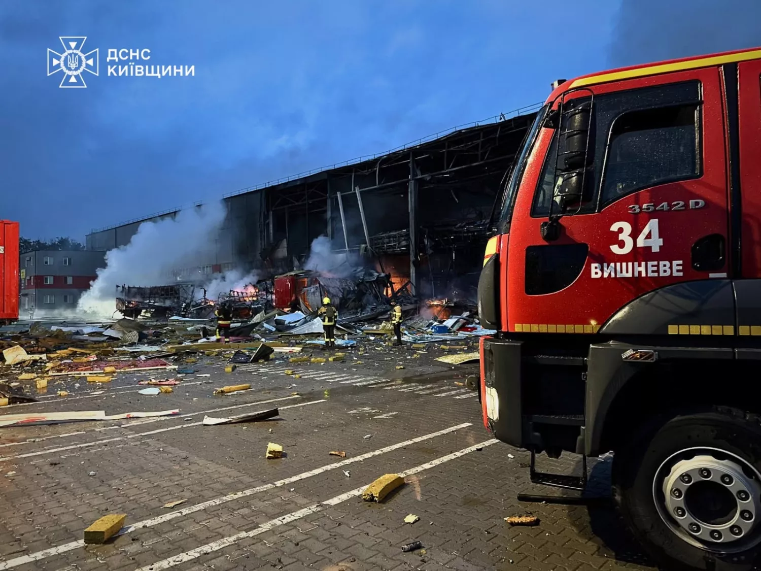 Наслідки обстрілу Києва 15 червня. Фото: ДСНС