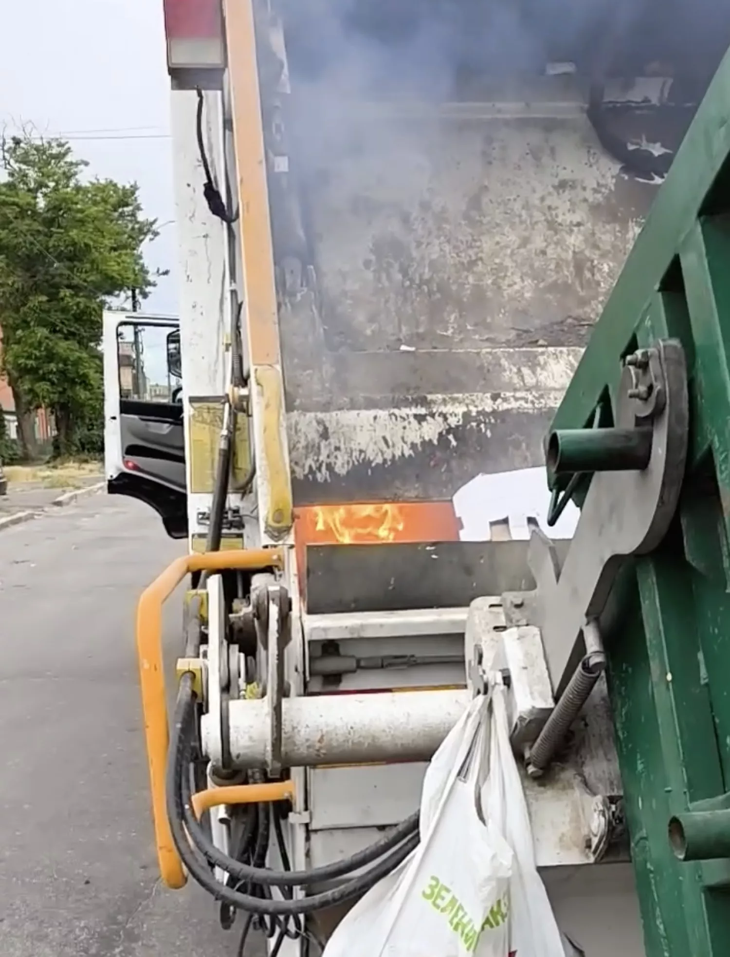 У Миколаєві в сміттєвозі спалахнула пожежа через сигнальну ракету. Скриншот з відео