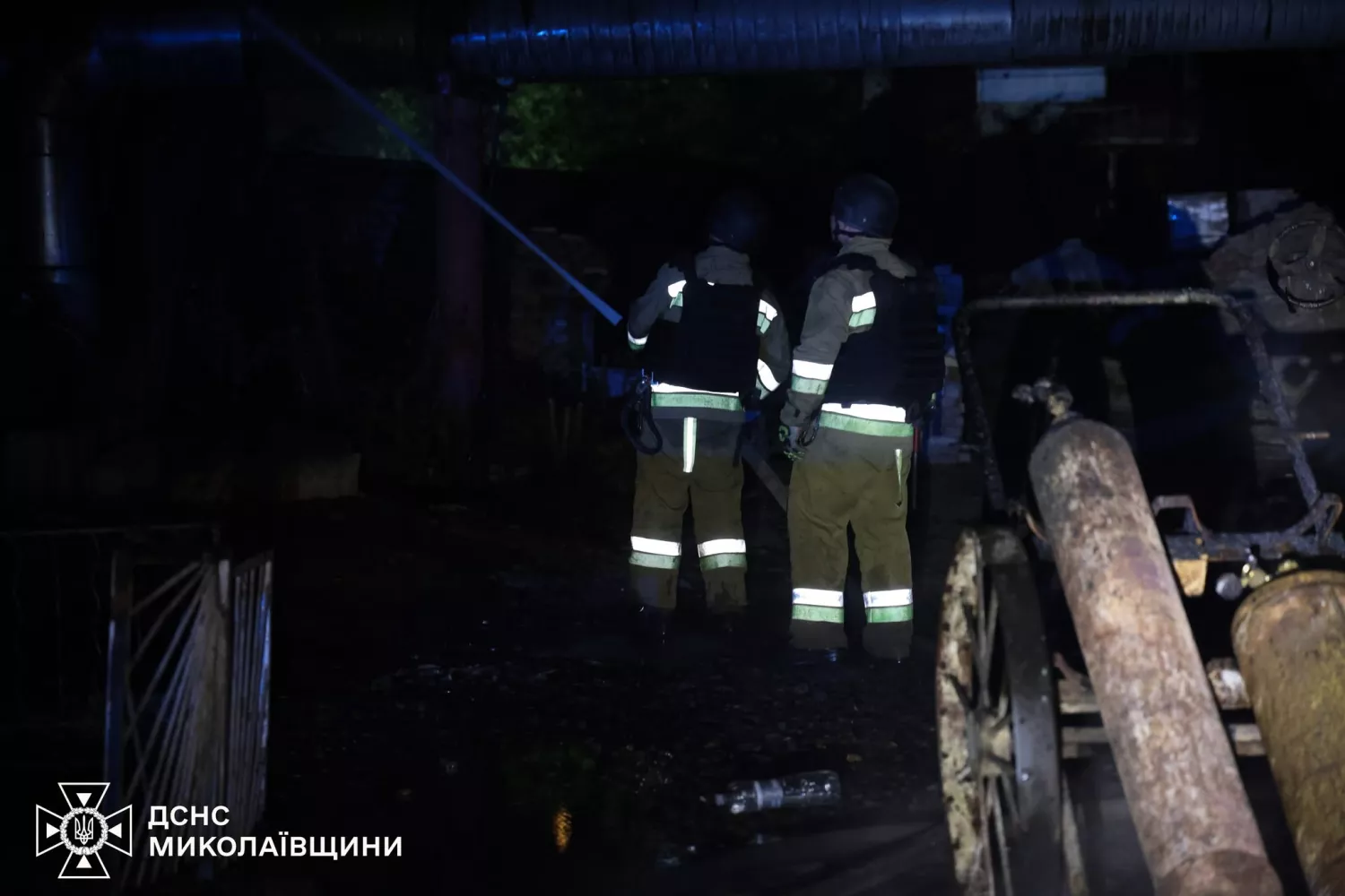 Рятувальники показали наслідки атаки на критичний обʼєкт у Миколаєві. Фото: ДСНС
