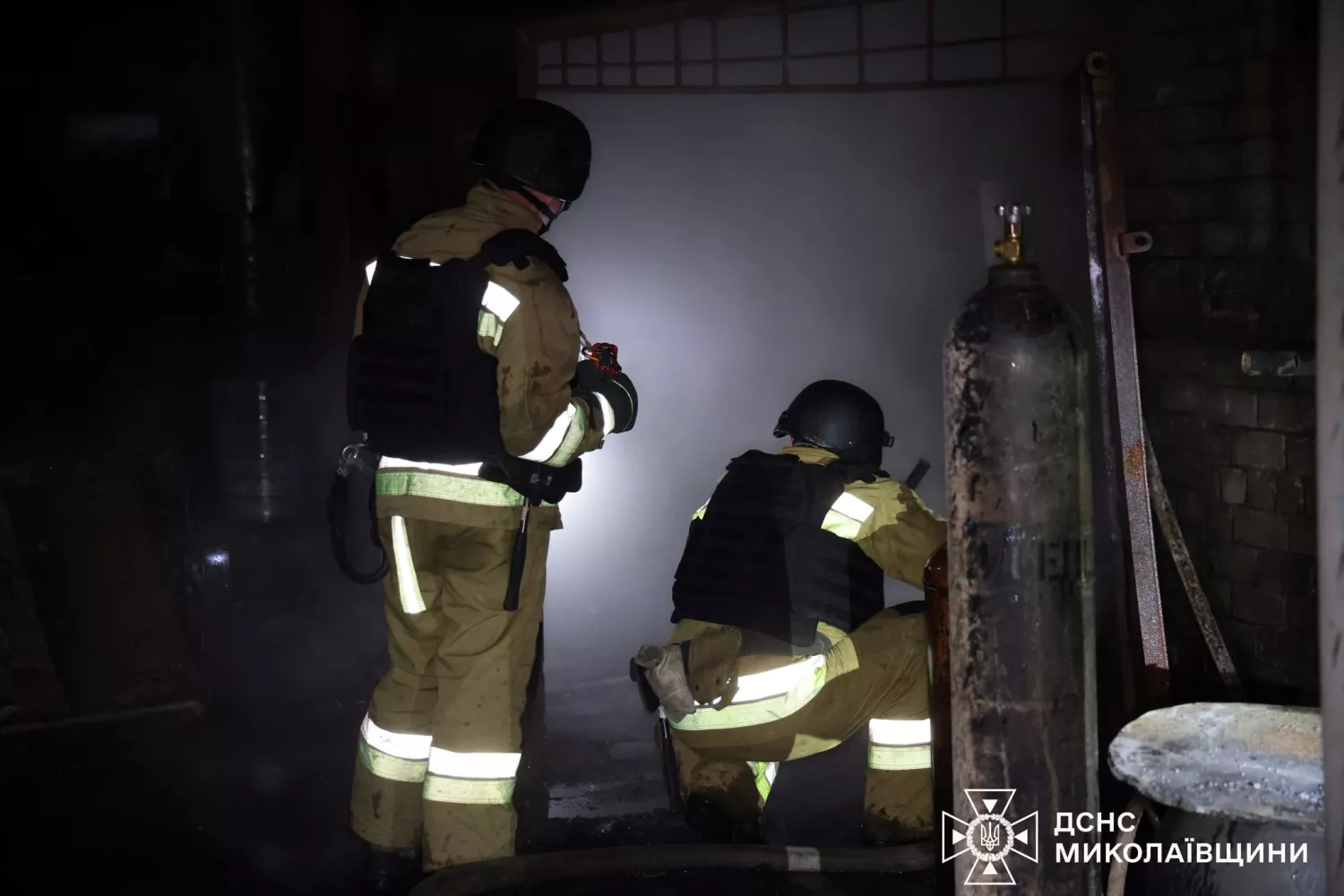 Рятувальники показали наслідки атаки на критичний обʼєкт у Миколаєві. Фото: ДСНС