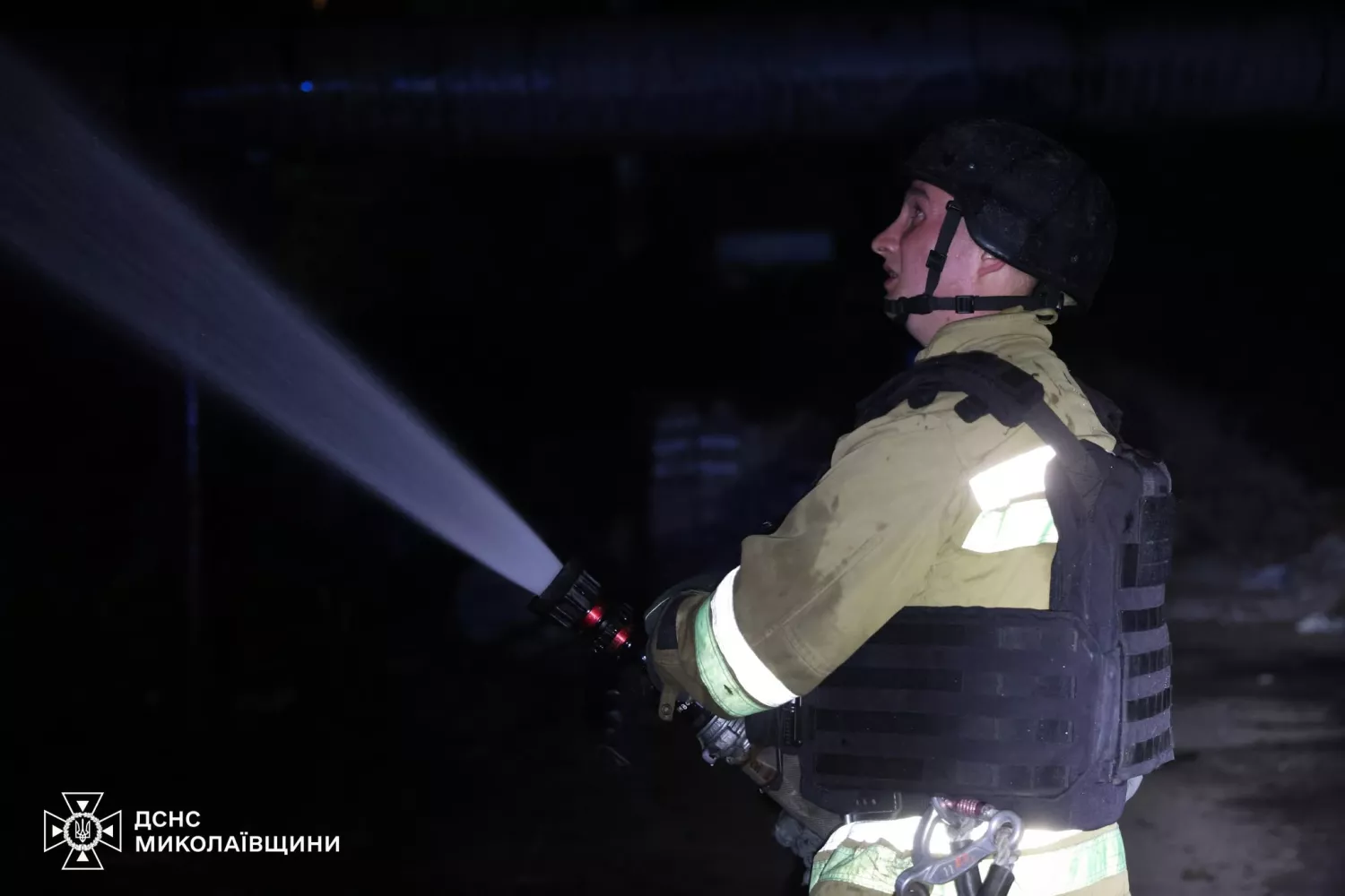 Рятувальники показали наслідки атаки на критичний обʼєкт у Миколаєві. Фото: ДСНС
