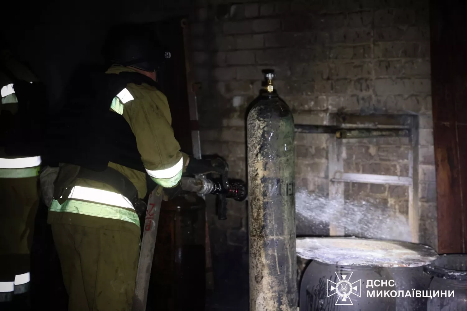 Рятувальники показали наслідки атаки на критичний обʼєкт у Миколаєві. Фото: ДСНС