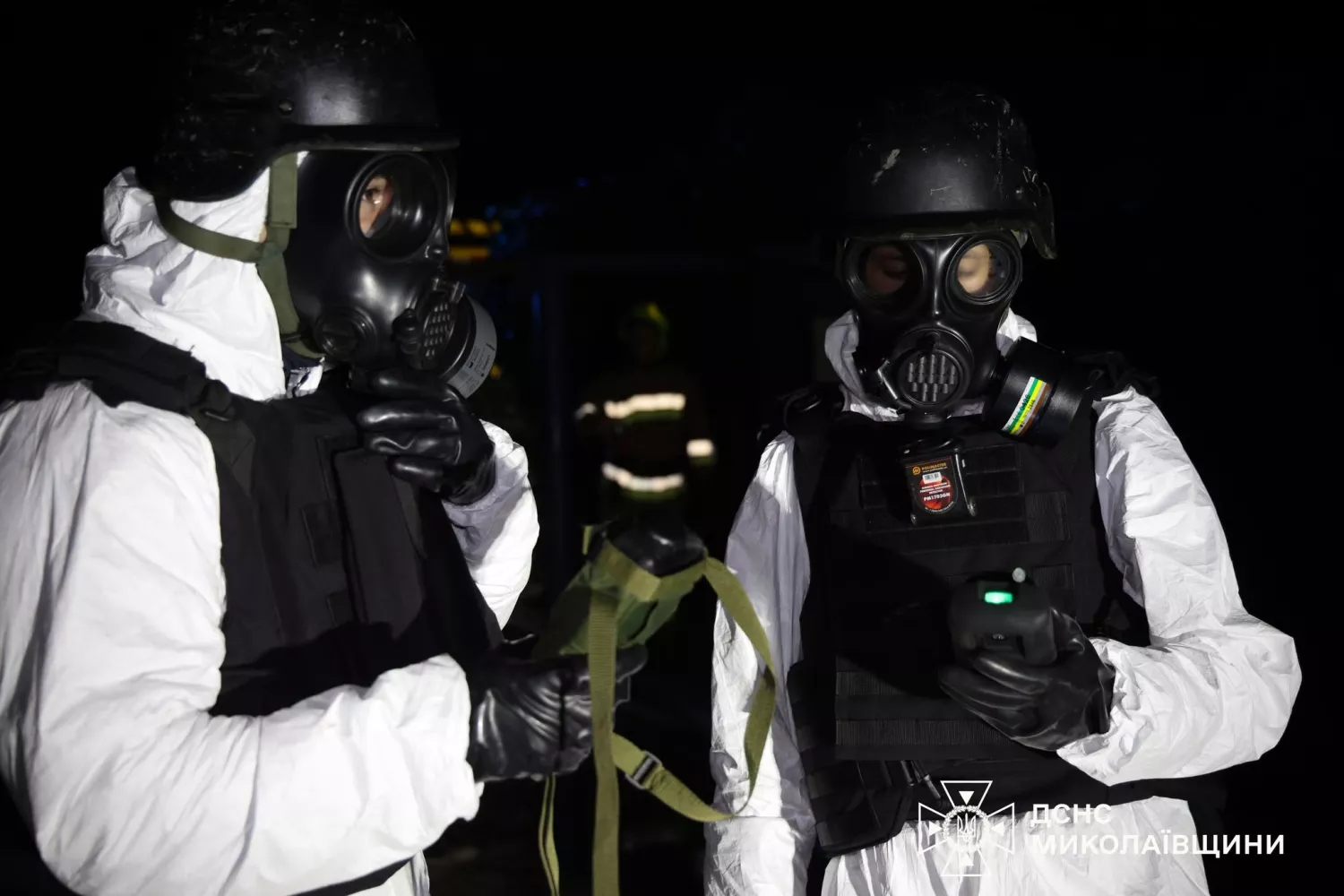 Рятувальники показали наслідки атаки на критичний обʼєкт у Миколаєві. Фото: ДСНС