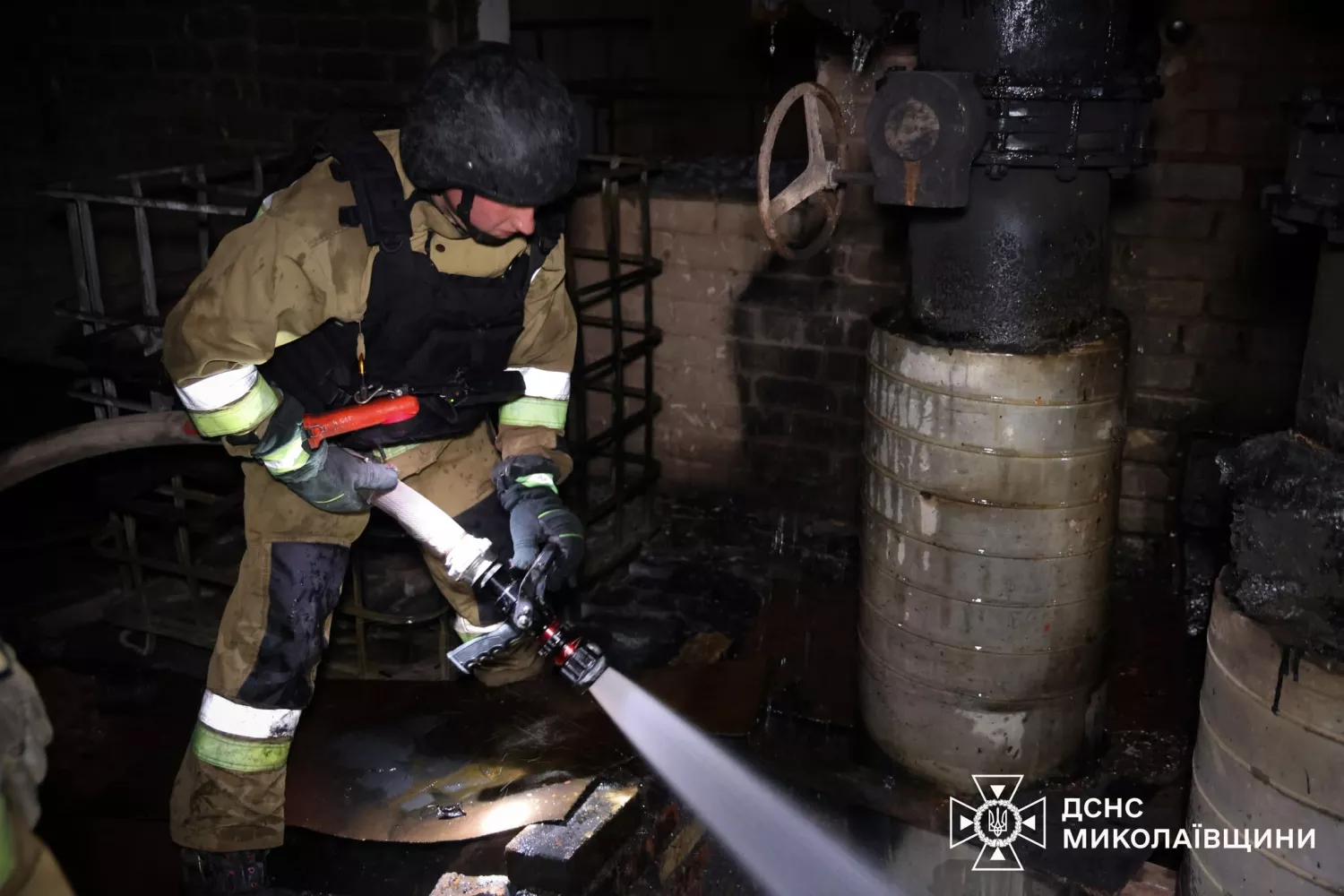 Рятувальники показали наслідки атаки на критичний обʼєкт у Миколаєві. Фото: ДСНС