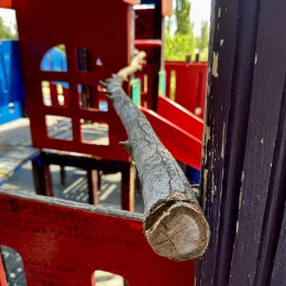 Стан дитячого майданчика у Корабельному районі. Фото: НикВести
