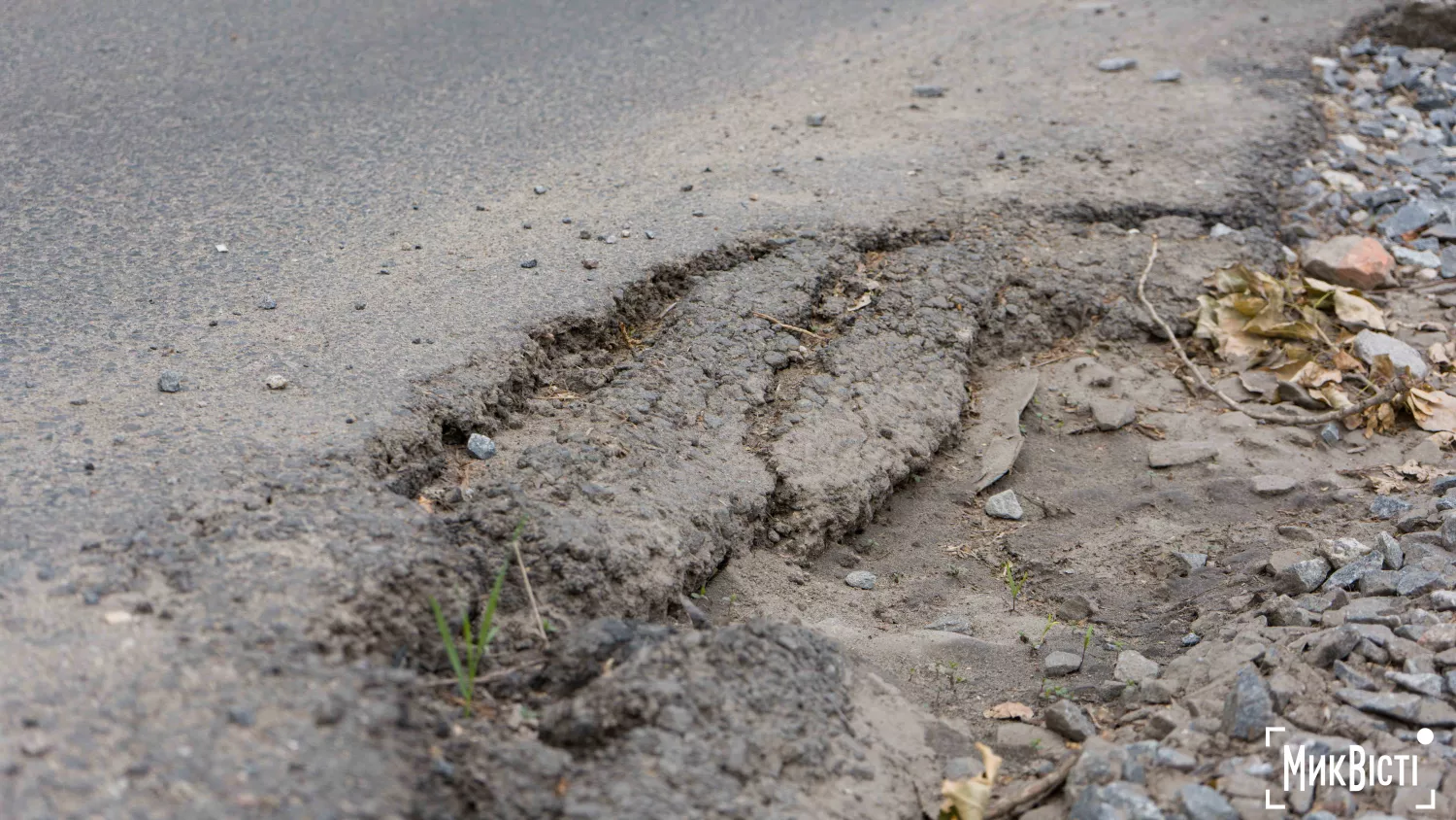 На проспекті Центральному в Миколаєві латають ями. Архівне фото: НикВести