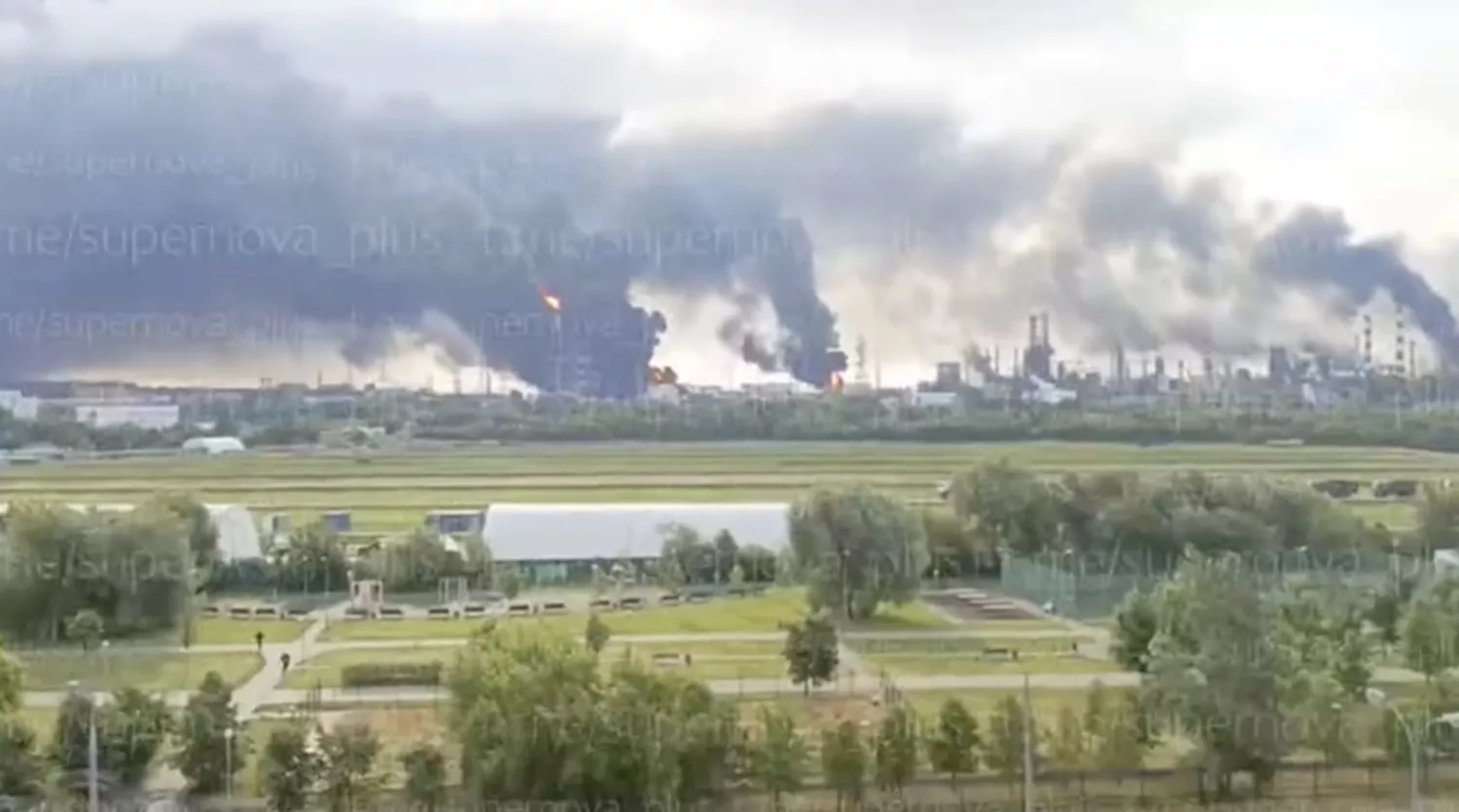 Десятки безпілотників атакували НПЗ. Скриншот з відео