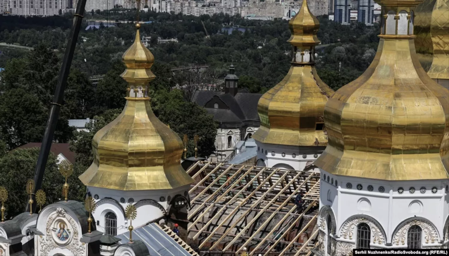 Роботи з ліквідації наслідків влучання безпілотника в Успенський собор. Фото Радіо Свобода