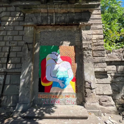 Репродукція картини Пабло Пікассо &laquo;Мрія&raquo; на будівлі у Миколаєві. Фото: НикВести