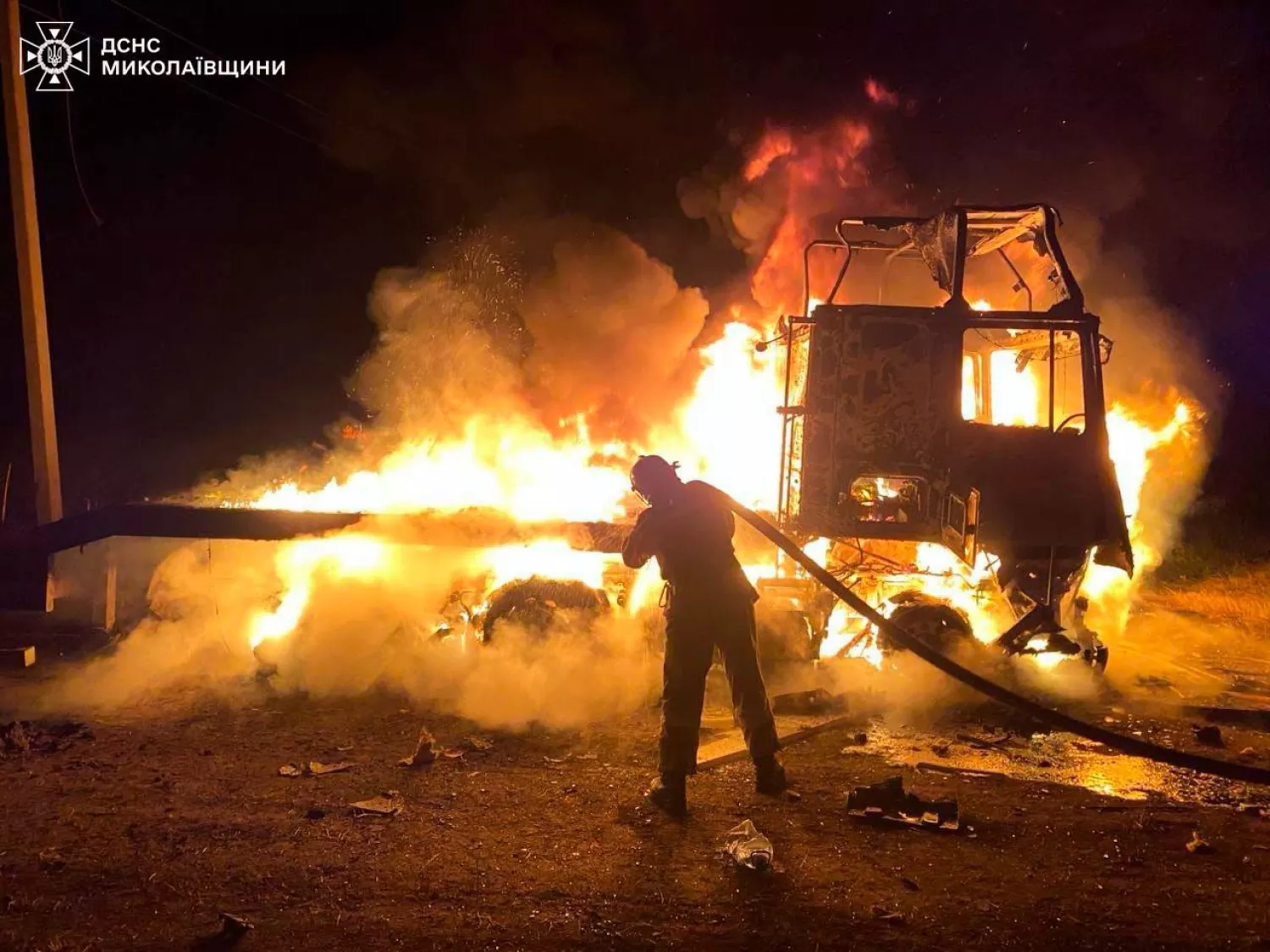 Пожежа внаслідок атаки по селу Тузли на Миколаївщині, де загинув чоловік. Фото: ДСНС