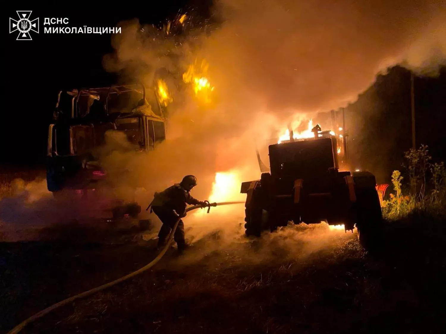 Пожежа внаслідок атаки по селу Тузли на Миколаївщині, де загинув чоловік. Фото: ДСНС