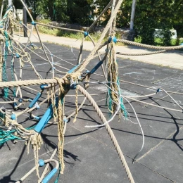 Дитячий майданчик у Каштановому сквері за пів року після скарг не відремонтували